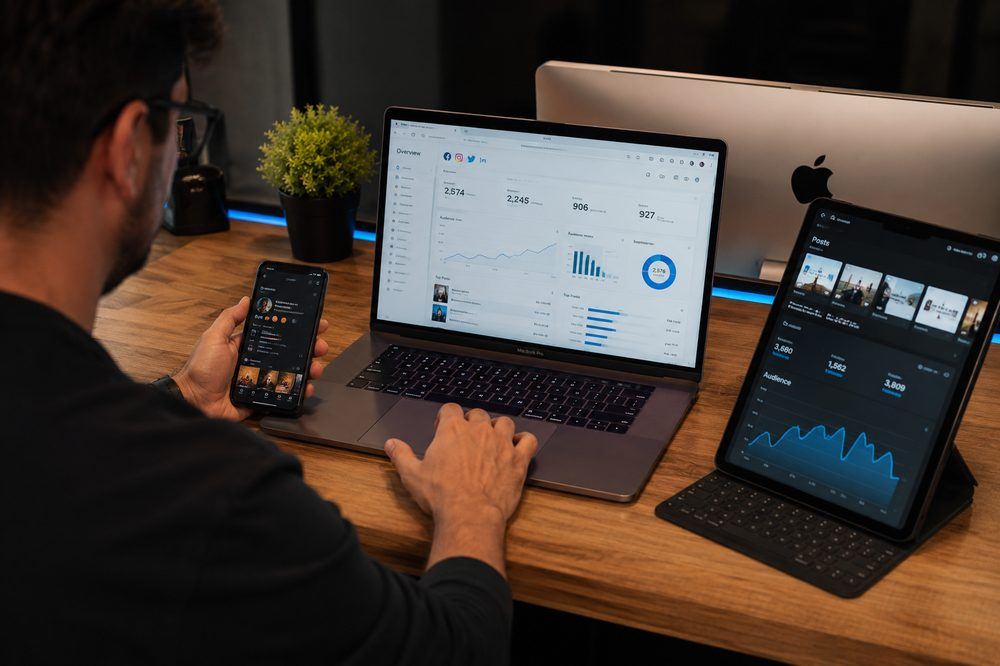 Manejo de redes sociales en laptop, tablet y teléfono